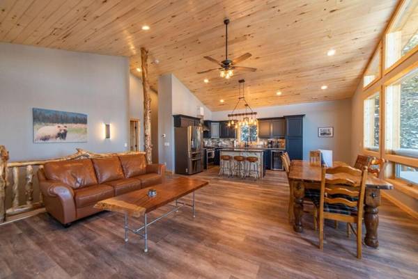 Beautiful New Construction Home with Great Views and Pool Table - Silverheels Chalet