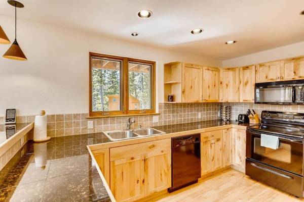 Lovely Home with Great Views and Private Hot Tub - Porcupine Slopes