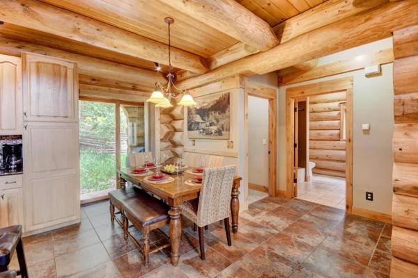 Mountain View Luxury Log Home Hot Tub & Great Views - FREE Activities & Equipment Rentals Daily