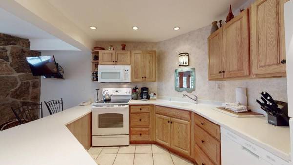 Laurelwood Condominiums Studio Premier Unit 303