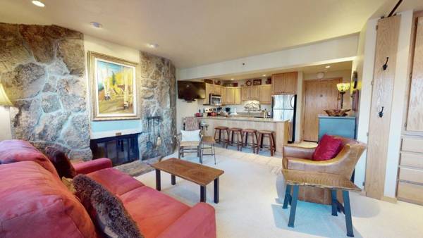 Laurelwood Condominiums Studio Premier Unit 305