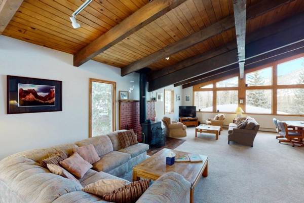 Workspace - 4 Bedroom Ski Home in East Vail with private hot tub