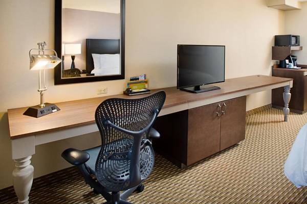 Workspace - Hilton Garden Inn Hartford North-Bradley International Airport