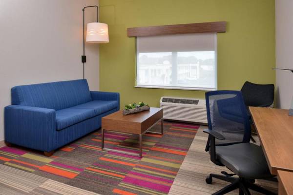 Workspace - Holiday Inn Express & Suites Alachua - Gainesville Area an IHG Hotel