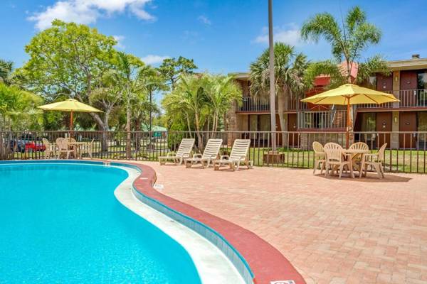 Days Inn by Wyndham Bradenton - Near the Gulf