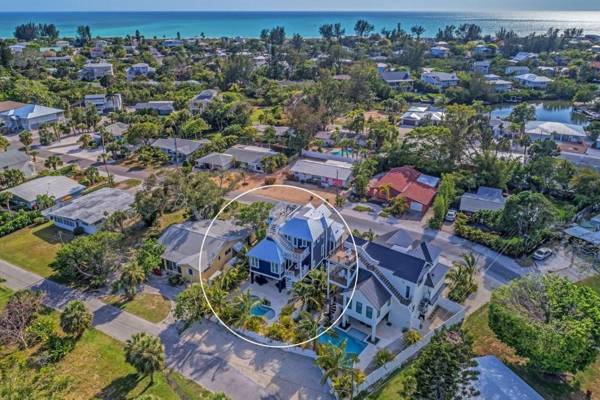 4 bed 4 and a half bath SLEEPS 10 elevator Heated Pool Spa Free WiFi boat dock