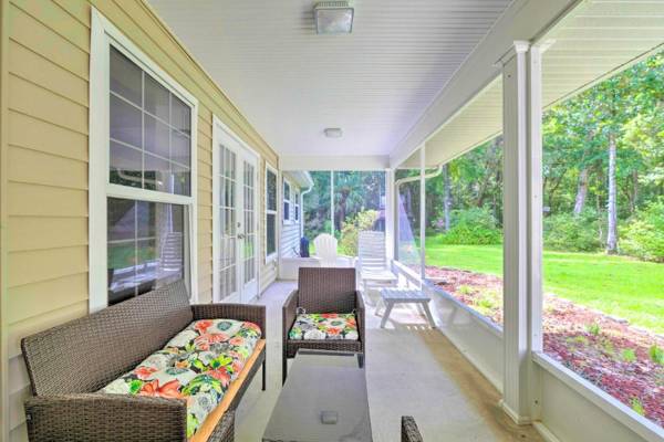 Brooksville Home with Lanai about 15 Min to Downtown!