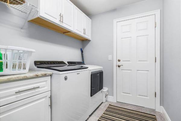 Newly built home with heated pool close to many amenities - Villa Sandle