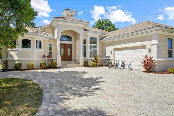 Luxury Waterfront Direct Gulf access - Kayaks Walk to Beach - Villa Coral Mist - Cape Coral