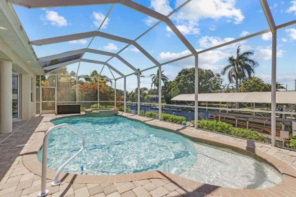 Luxury Waterfront Direct Gulf access - Kayaks Walk to Beach - Villa Coral Mist - Cape Coral