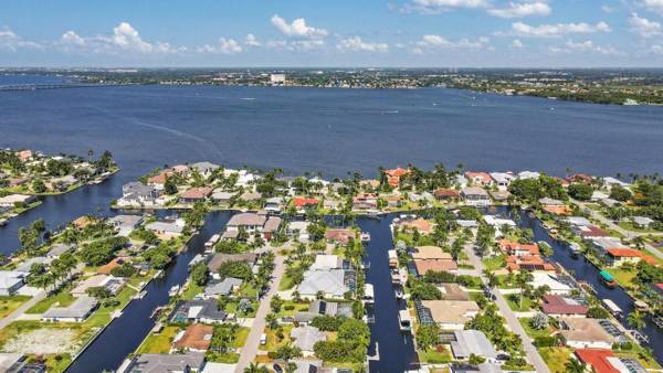 Luxury Waterfront Direct Gulf access - Kayaks Walk to Beach - Villa Coral Mist - Cape Coral