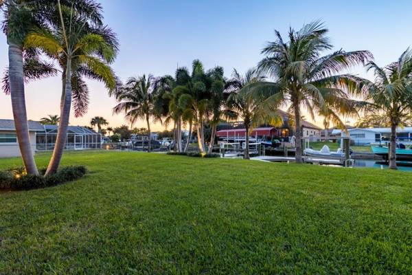 Pet Friendly Paradise with AMAZING Gulf Access - Flamingo Cottage - Roelens Vacations