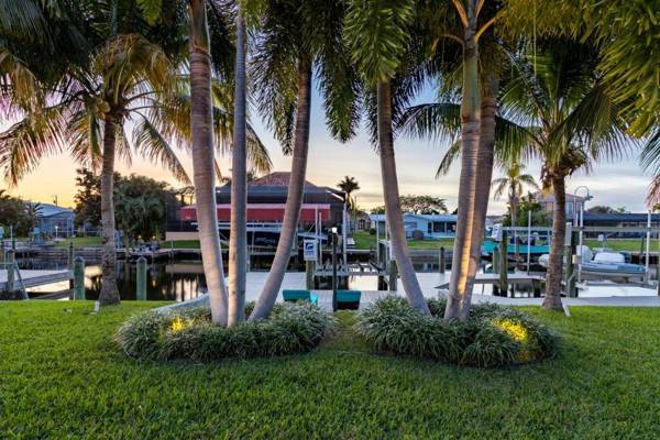 Pet Friendly Paradise with AMAZING Gulf Access - Flamingo Cottage - Roelens Vacations