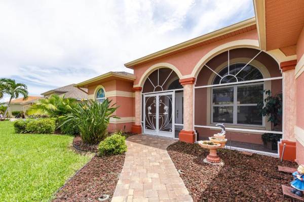 Villa Palm Sands- Roelens Vacations Cape Coral - Heated outdoor pool!