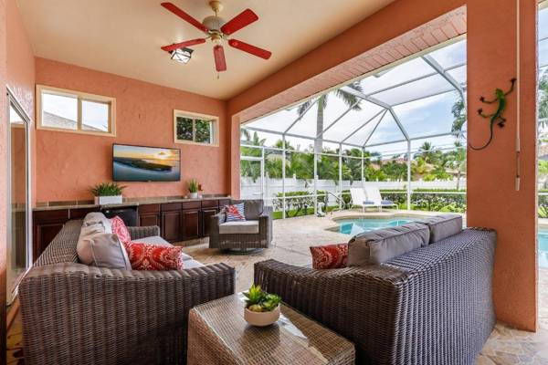 Villa Palm Sands- Roelens Vacations Cape Coral - Heated outdoor pool!