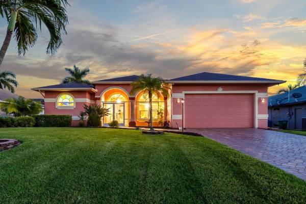 Villa Palm Sands- Roelens Vacations Cape Coral - Heated outdoor pool!