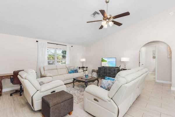 Workspace - Luxury Waterfront Home with Pool Pet-friendly Villa Tortuga Roelens Vacations