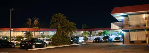 Express Inn & Suites - 5 Miles from St Petersburg Clearwater Airport