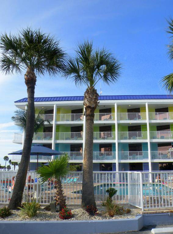 Pelican Pointe Hotel