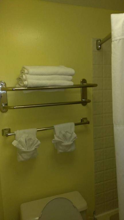 Days Inn & Suites by Wyndham Davenport