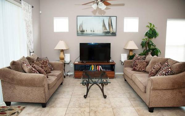 Four-Bedroom Pool Home Davenport