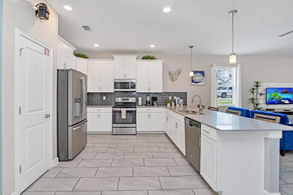 Family Resort - 8BR Mansion - Private Pool Hot Tub and BBQ!