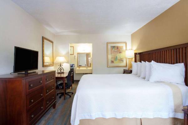 Workspace - Days Inn by Wyndham Daytona Beach Speedway