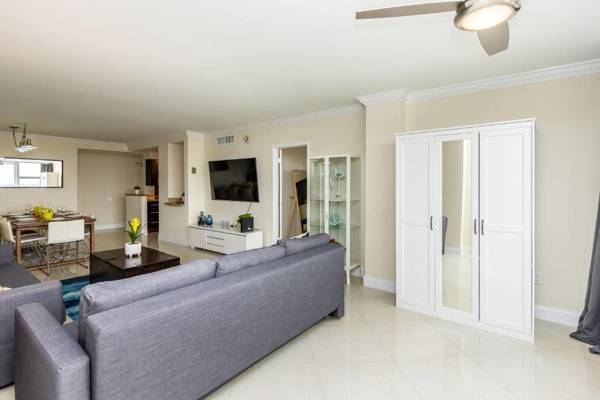 Ocean Beach Condo 3BR On the Sand 811