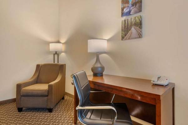 Workspace - Comfort Inn & Suites Fort Myers Airport