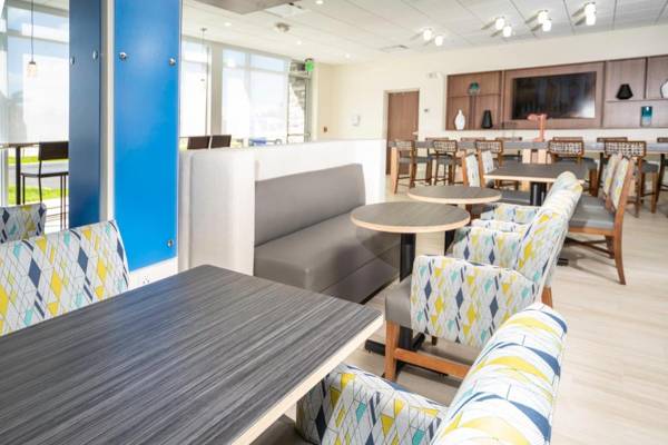 Holiday Inn Express & Suites - Fort Myers Airport an IHG Hotel