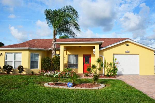 Waterfront Florida Home with Boat Lift and Kayaks!