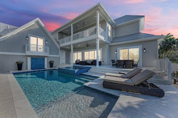 Brand New Luxe 4 Bedroom plus Nanny suite Heated pool spa bikes