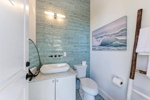 Brand New Luxe 4 Bedroom plus Nanny suite Heated pool spa bikes