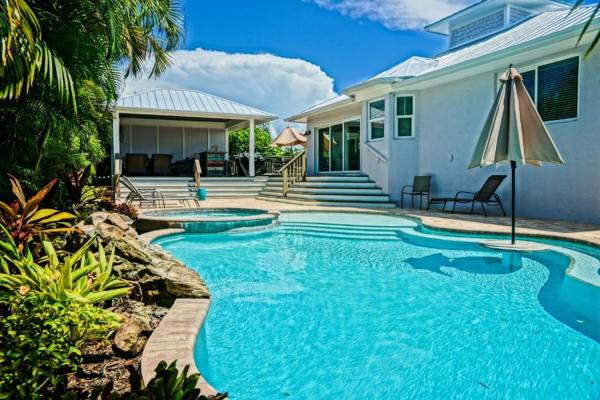 4 Bed 3 Bath BUNGALOW Heated Pool and Spa Bikes Kayaks free WiFi