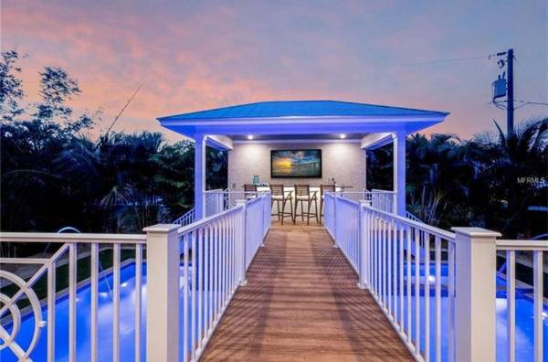 Steps to beach STUNNING Custom Home Outdoor Bar Heated Pool & Spa 6 Flat screen TVs Free WiFi