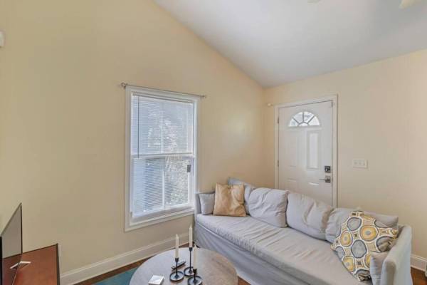 Large 1 BR carriage house in historic SPR