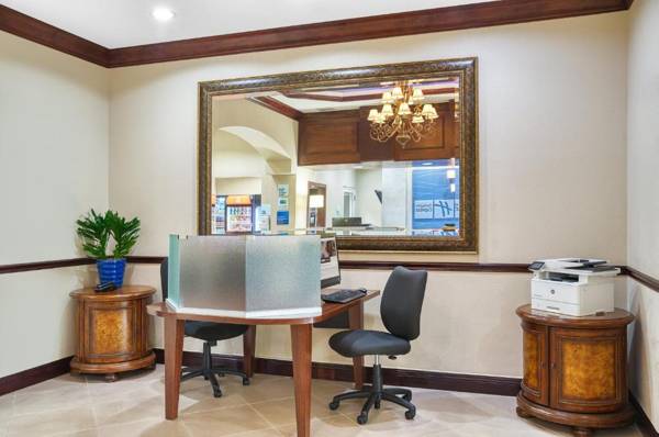 Workspace - Holiday Inn Express & Suites Miami Kendall an IHG Hotel