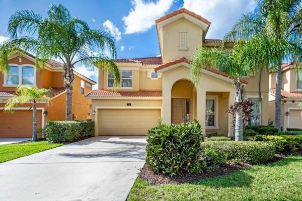 Lakeside Landing - 6 bedroom family home with an amazing lake view and private pool & spa