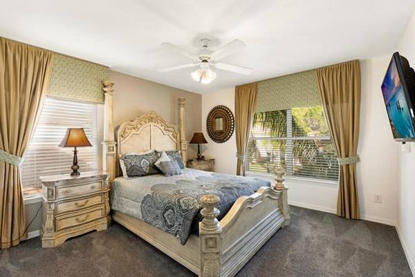 Lakeside Landing - 6 bedroom family home with an amazing lake view and private pool & spa