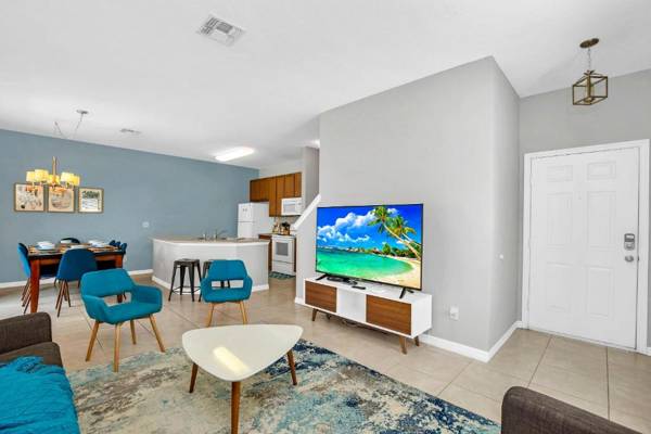 Roomy Town Home Mickey-Themed Bedroom! #4BV550