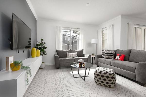 Chic townhouse with private pool near Disney