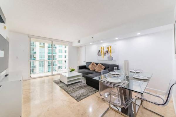 3 bedroom apt bay view Brickell with free parking