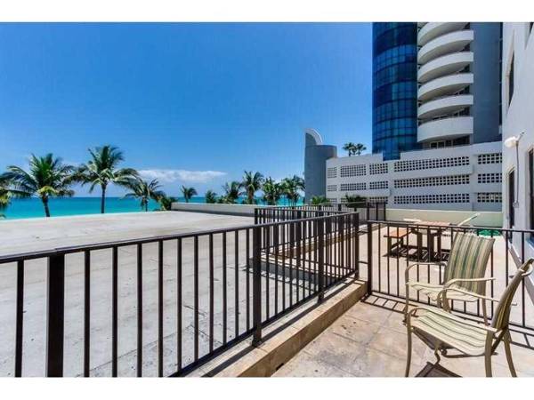 Miami Beach Suncoast Apartment I - Balcony Front Beach