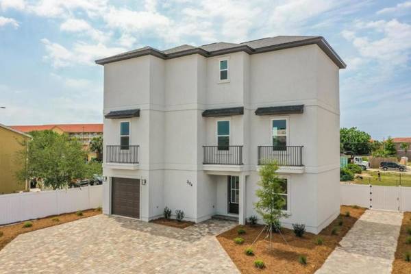 Majestic New 3-Story Home just 8-Mn Walk to Beach Free Wi-Fi Community Pool Access Pets Welcome!