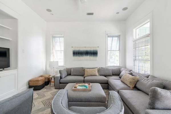 Charming Duplex Home 6-Mn Walk to Beach Private Hot Tub and Community Pool Pets Welcome