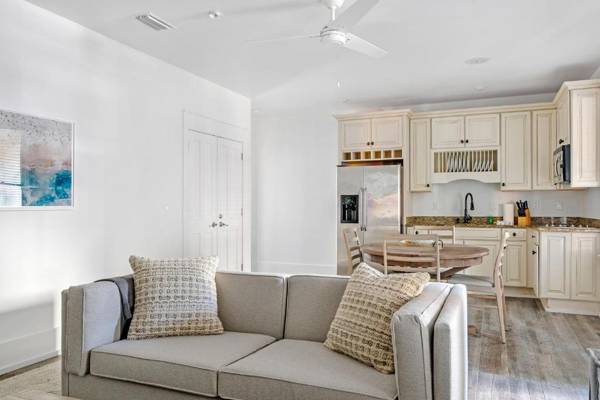 Charming Duplex Home 6-Mn Walk to Beach Private Hot Tub and Community Pool Pets Welcome