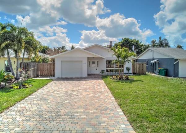 Relax Poolside & Walk or Bike to the Beach From This Amazing Naples Pool Home!
