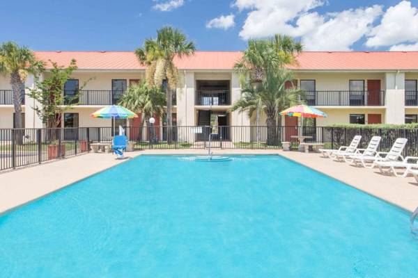 Days Inn & Suites by Wyndham Navarre Conference Center