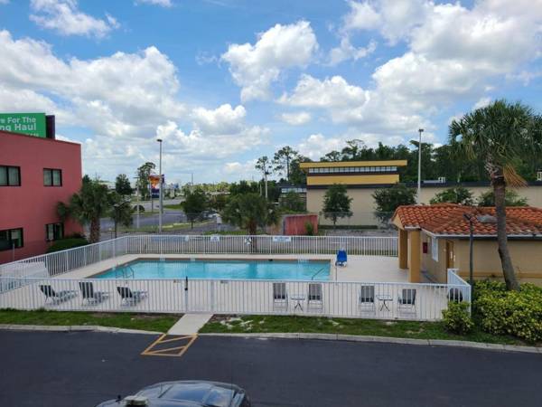 Days Inn & Suites by Wyndham Orlando East UCF Area