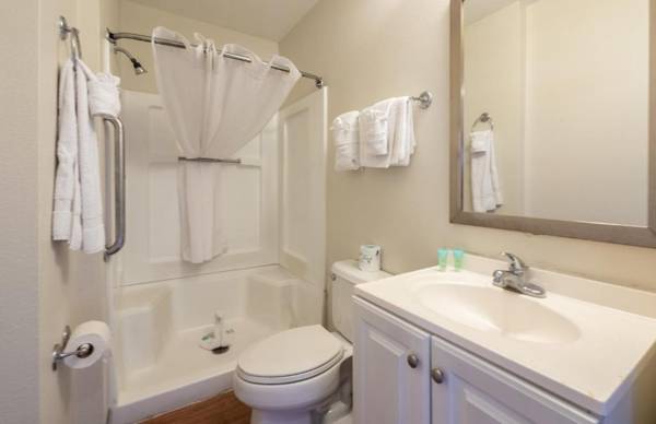 HomeTowne Studios by Red Roof Orlando South